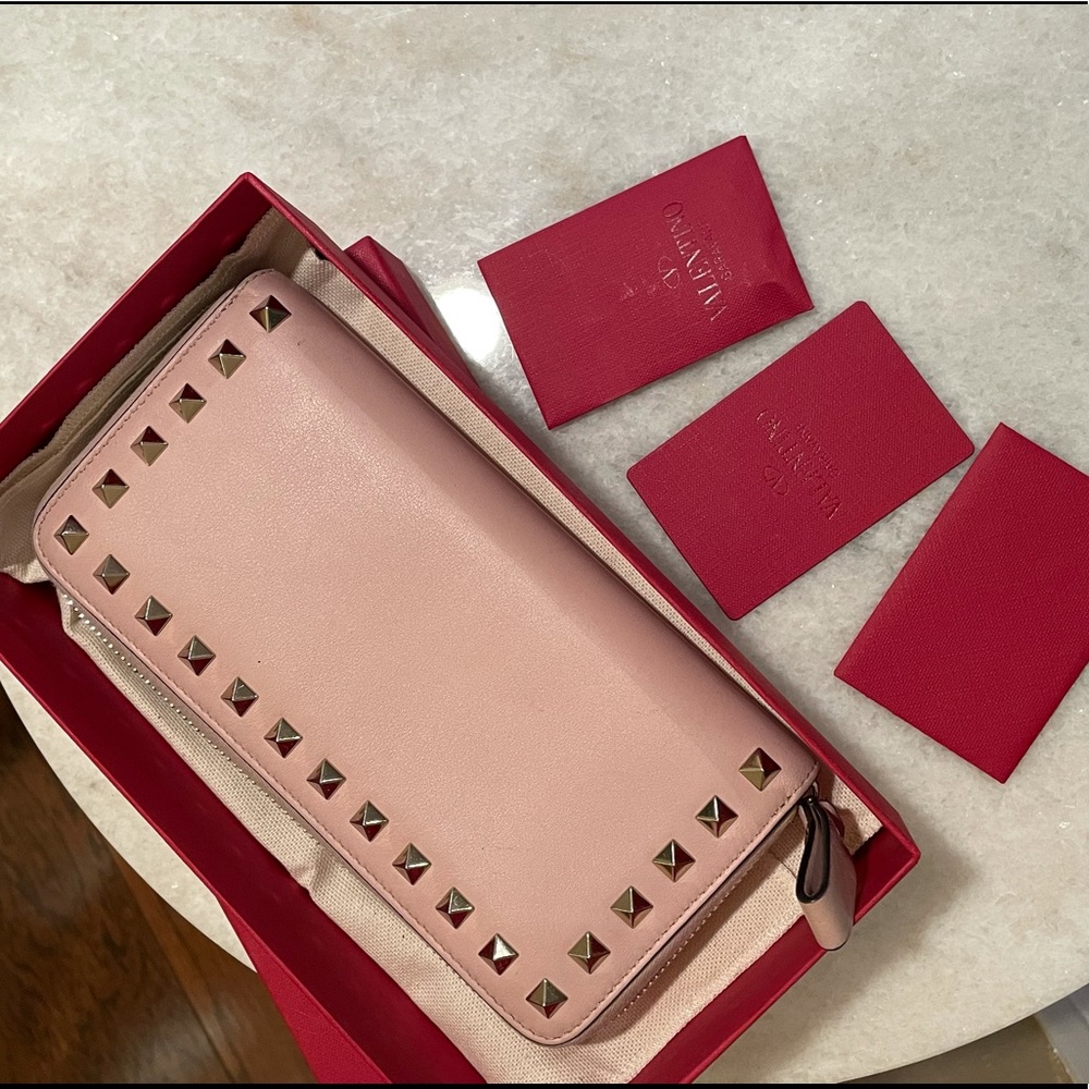 🤩Valentino Rockstud Continental Wallet💕